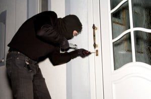 ladron de vivienda, La importancia de Instalar Puertas de Seguridad en su Hogar